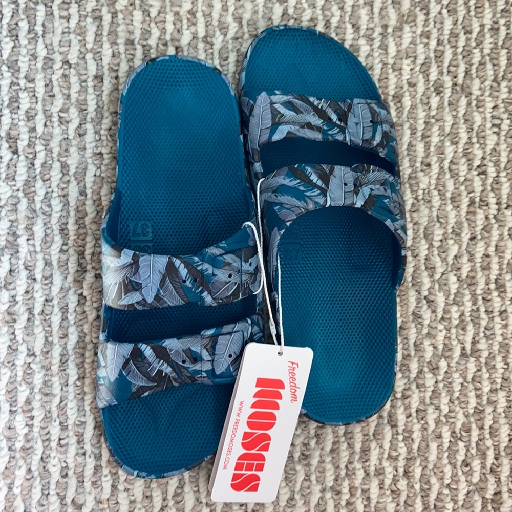 Freedom Moses Sandals NEW size 6-7 women